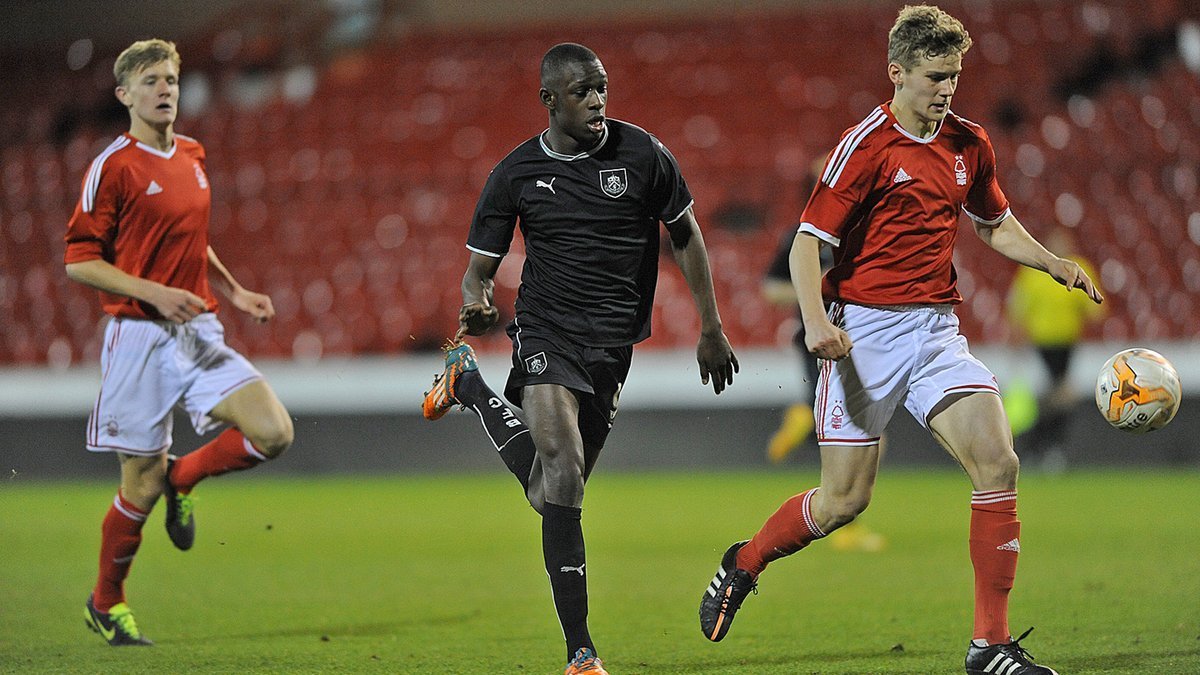 凤凰网页版 -包含今晨足总杯传出新动向，芝加哥公牛更衣室发声，管理层表态：赛场秩序良好，赛程密集仍需轮换的词条