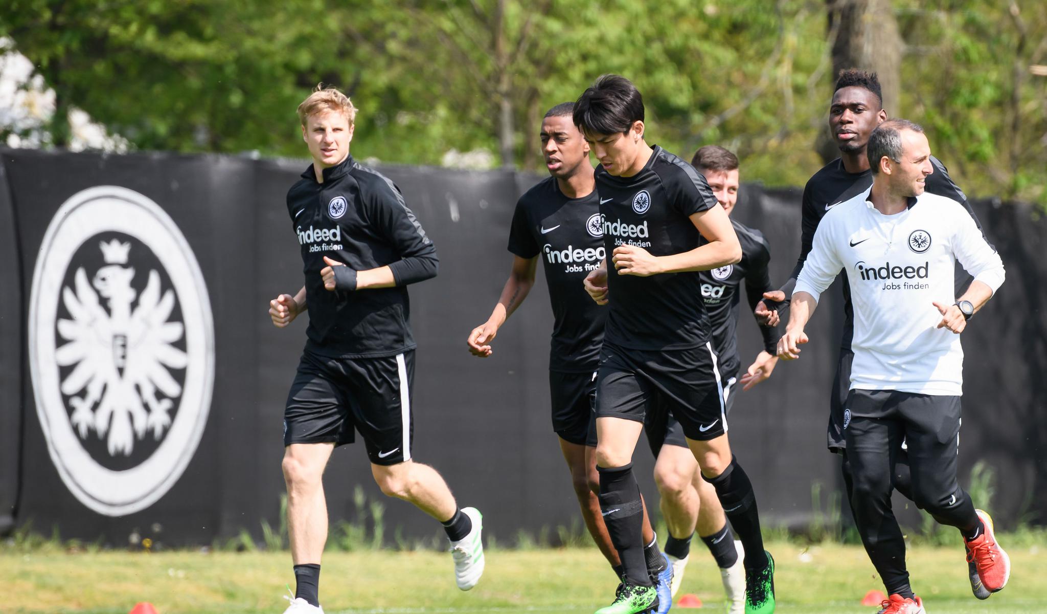 凤凰娱乐 -法兰克福加时末段队长鼓劲；志在英超名次提升；质疑声仍在；临场指挥获称赞 