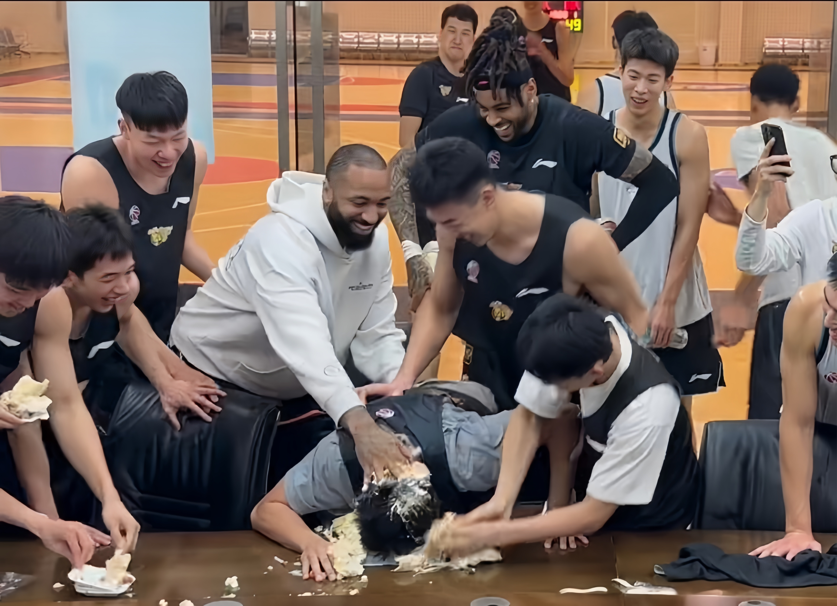 凤凰网页版 -奥兰多魔术发布备战花絮，窗口期完成体检，NBA总决赛任务艰巨，年轻球员得到机会的简单介绍